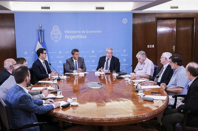 El ministro Massa y su par Perczyk durante el anuncio.