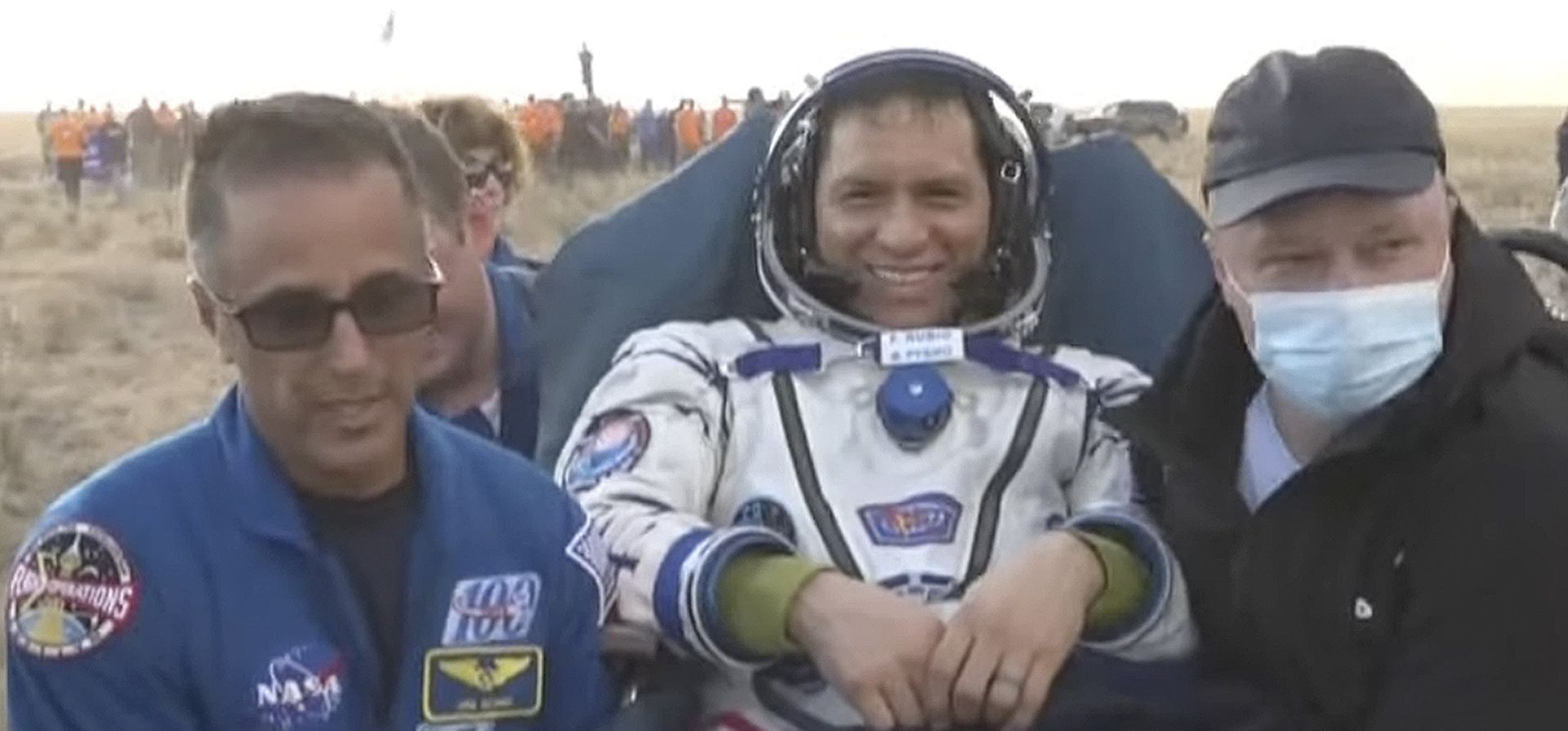 Miembros del equipo de rescate transportan al astronauta de la NASA Frank Rubio poco después del aterrizaje de la cápsula espacial rusa Soyuz MS-23, a unos 150 km (90 millas) al sureste de la ciudad kazaja de Zhezkazgan. Kazajstán, miércoles 27 de septiembre de 2023. La cápsula Soyuz que transporta al astronauta de la NASA Frank Rubio, los cosmonautas de Roscosmos Sergey Prokopyev y Dmitri Petelin, aterrizó el miércoles en las estepas de Kazajstán. (Corporación espacial Roscosmos vía AP) Miembros del equipo de rescate transportan al astronauta de la NASA Frank Rubio poco después del aterrizaje de la cápsula espacial rusa Soyuz MS-23, a unos 150 km (90 millas) al sureste de la ciudad kazaja de Zhezkazgan. Kazajstán, miércoles 27 de septiembre de 2023. La cápsula Soyuz que transporta al astronauta de la NASA Frank Rubio, los cosmonautas de Roscosmos Sergey Prokopyev y Dmitri Petelin, aterrizó el miércoles en las estepas de Kazajstán. (Corporación espacial Roscosmos vía AP)