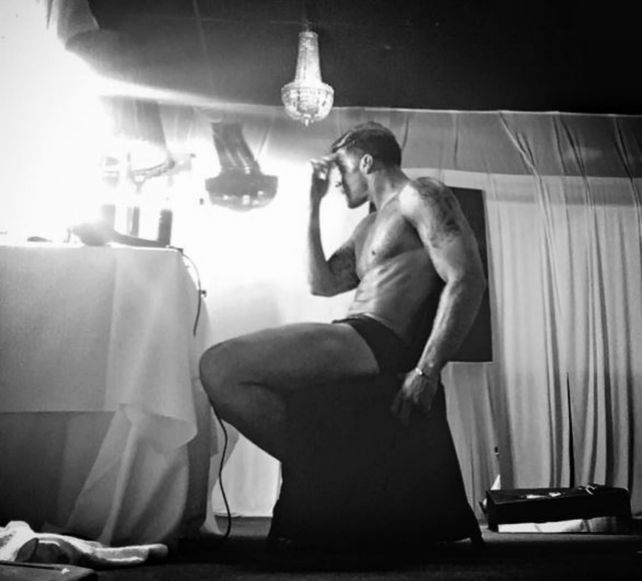 La imagen muestra el momento en que Ricky se maquilla antes de saltar al escenario en Rosario.