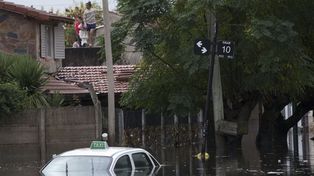 Ya son 48 los muertos y 3.000 los evacuados en La Plata por el temporal