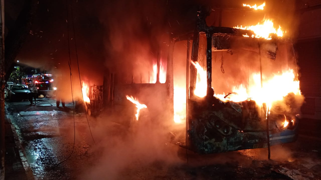 Colectivo envuelto en llamas en Corrientes y Salta.&nbsp;