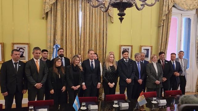 La firma del convenio en la Casa Rosada oficializó el traspaso de la ruta nacional A012 a la provincia por un plazo de 20 años.