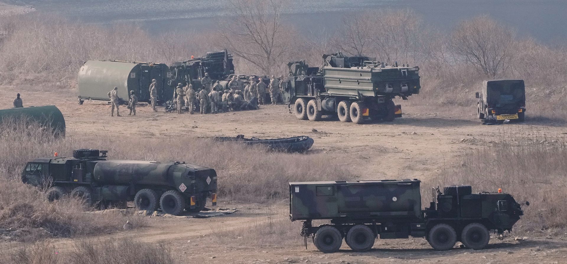 Vehículos blindados del Ejército estadounidense se preparan para cruzar el río Hantan en un campo de entrenamiento en Yeoncheon, Corea del Sur, cerca de la frontera con Corea del Norte, el lunes 10 de marzo de 2025. (AP Foto/Ahn Young-joon) Vehículos blindados del Ejército estadounidense se preparan para cruzar el río Hantan en un campo de entrenamiento en Yeoncheon, Corea del Sur, cerca de la frontera con Corea del Norte, el lunes 10 de marzo de 2025. (AP Foto/Ahn Young-joon)