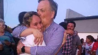 En familia. La electa jefa de la comuna se abraza con su padre Felipe.