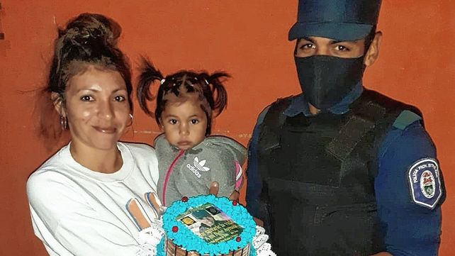 La familia de la bebé le mostró su agradecimiento al agente Altamirano.