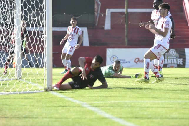 Con lo último que le quedaba, Newells encontró el empate cuando el partido se cerraba