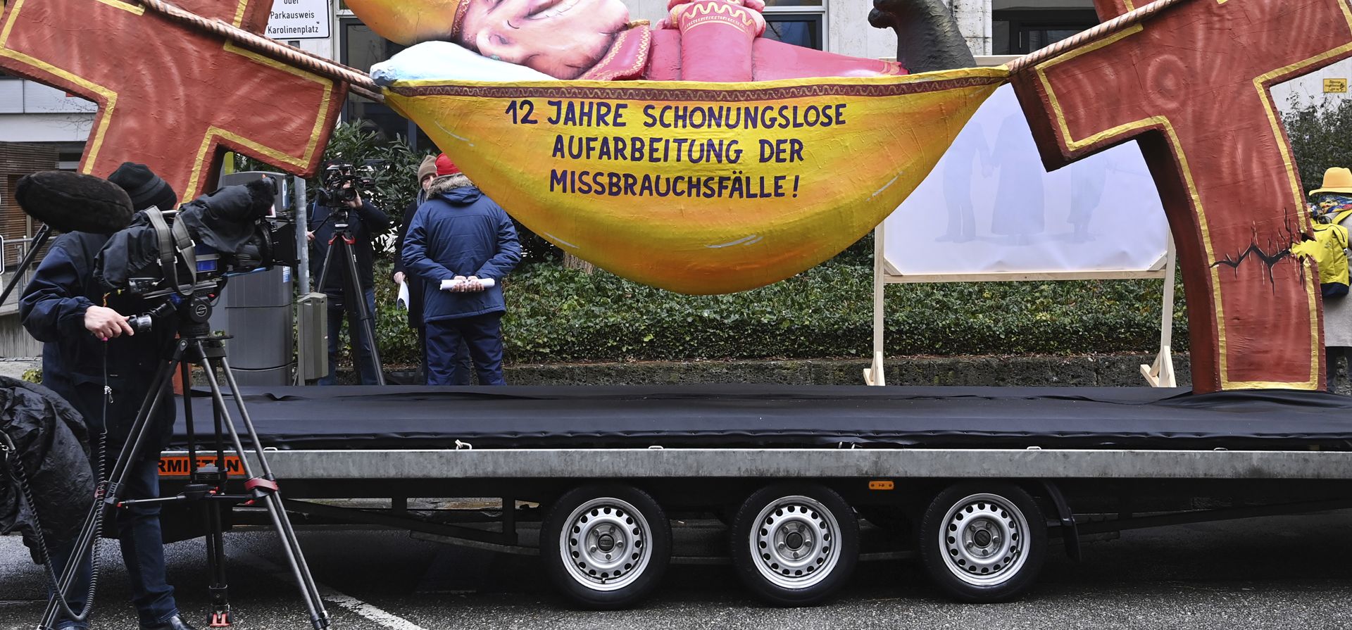 La escultura The Hammock Bishop de una alianza de protesta de varias organizaciones se encuentra frente a la House of Bavarian Business, donde se presenta la opinión de expertos sobre casos de abuso sexual en la Archidiócesis católica de Munich y Freising en Munich, Alemania. La diócesis de Munich había encargado al bufete de abogados la opinión de los expertos sobre los casos de abuso.