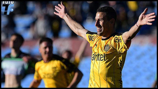 En Peñarol de Montevideo jugó casi 1 año y medio logrando 4 títulos.