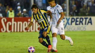 Ignacio Malcorra encara hacia el arco tucumano y es derribado por el defensor. En esa jugada se golpeó la cadera.
