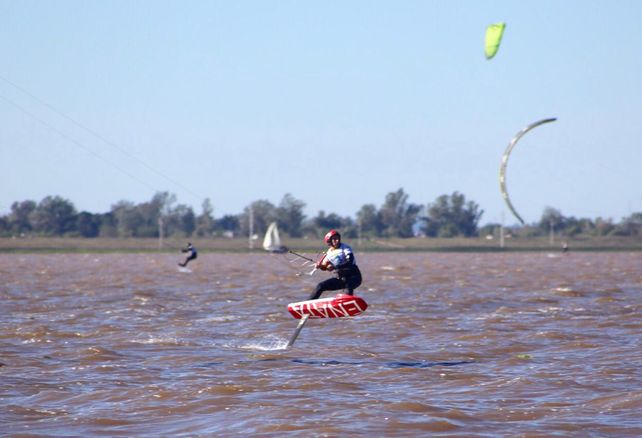 El tucumano Santi Cisneros pasó por Santa Fe, aprovechó el viento y voló