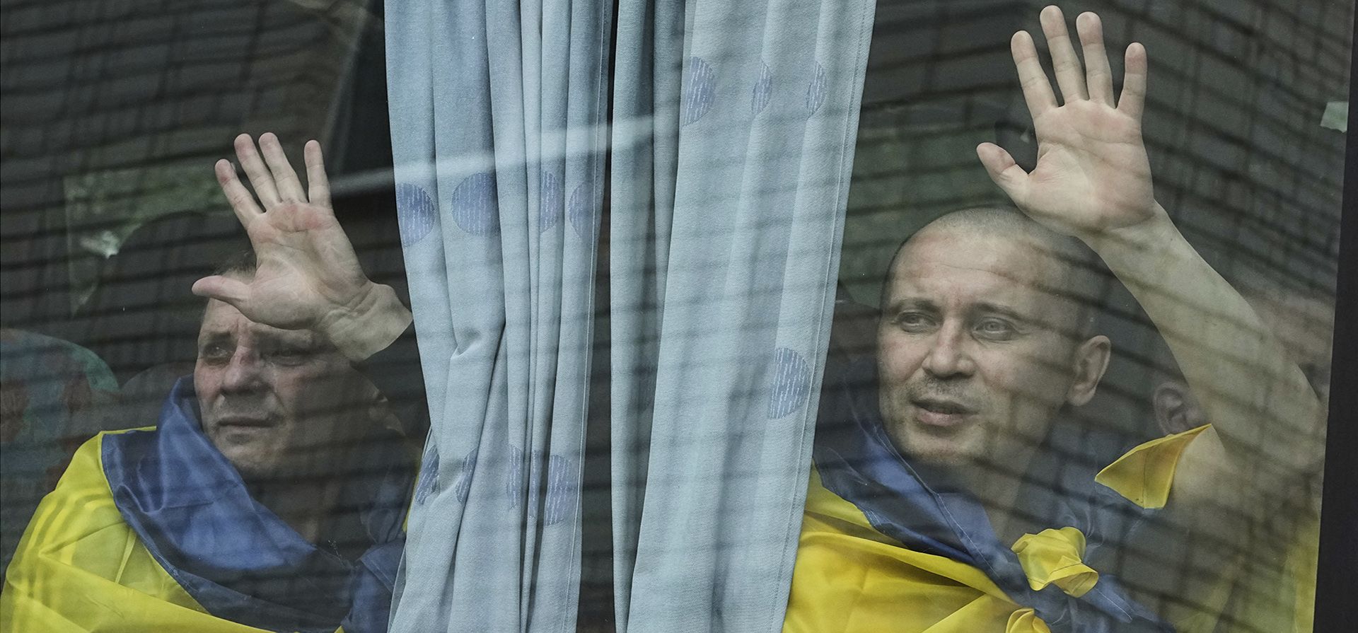 Soldados ucranianos viajan en autobús tras regresar de su cautiverio durante un intercambio de prisioneros de guerra entre Rusia y Ucrania, en la región de Chernyhiv, Ucrania, el viernes 4 de julio de 2025. (Foto AP/Efrem Lukatsky) Soldados ucranianos viajan en autobús tras regresar de su cautiverio durante un intercambio de prisioneros de guerra entre Rusia y Ucrania, en la región de Chernyhiv, Ucrania, el viernes 4 de julio de 2025. (Foto AP/Efrem Lukatsky)