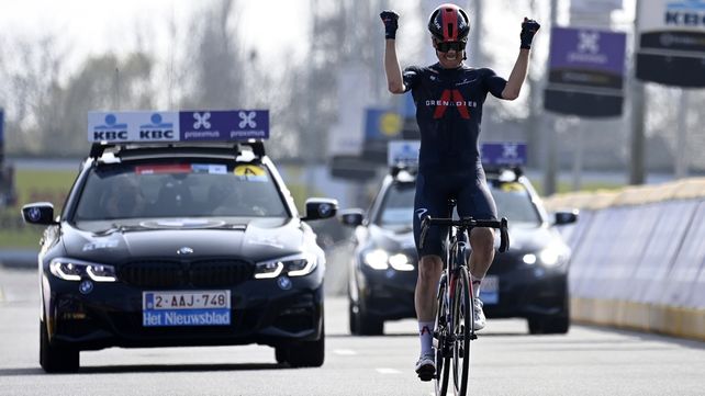 El ciclista holandés Dylan van Baarle del equipo Ineos-Grendiers celebra al cruzar la línea de meta para ganar la 75a edición de la carrera ciclista Dwars Door Vlaanderen