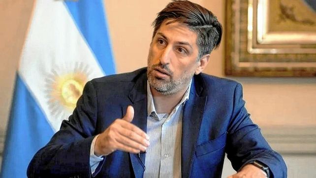 Trotta: Me gustaría debatir con Macri sobre la educación.