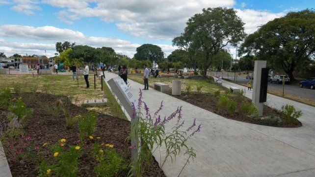 Entre laberintos y lecturas, la plaza Borges redefine un sector de la ciudad