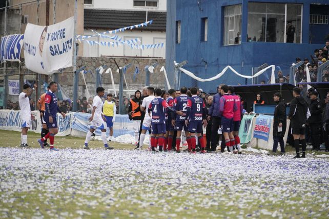 A instancias del asistente, Córdoba se quedó con uno menos por la roja a Altamura en el primer tiempo.