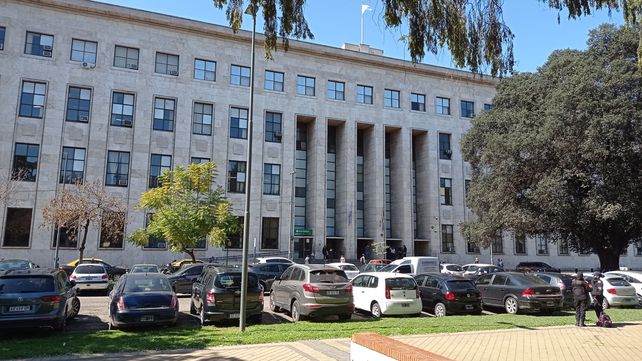 Oviedo trabajaba en los Tribunales Provinciales al momento de estafar a un taxista y de ser descubierto usando un auto robado.