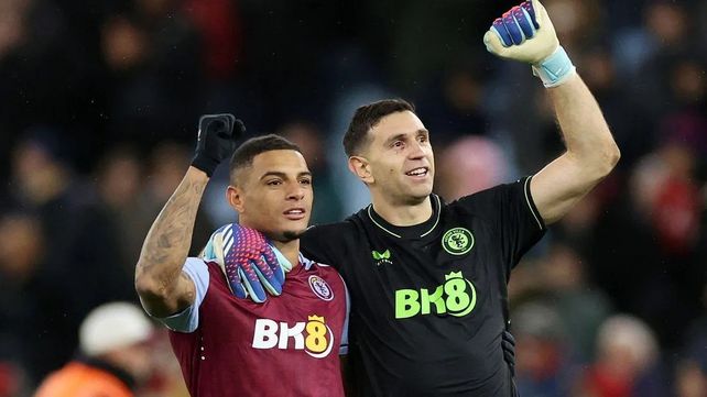 Emiliano Dibu Martínez celebra junto al brasileño Diego Carlos uno de los triunfos del Aston Villa.