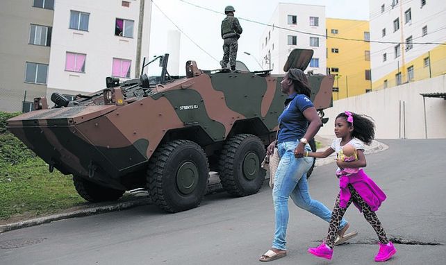 Control. Un vehículo blindado vigila una calle de la ciudad de Niteroi.