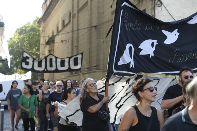 Multitudinaria marcha en Rosario a 48 años del golpe cívico militar