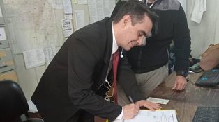 Diego Alvarez, jefe de la comisaría 7ª, al firmar la libertad esta tarde. Estuvo casi seis años preso.