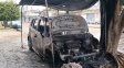 Llevó a su esposa al trabajo, volvió y un incendio destruyó el auto frente a su casa