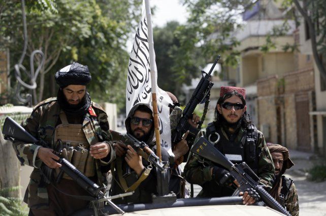 An armed Taliban patrol controls the streets of Kabul.  They carry the white flag, which identifies the extremist group and which they have imposed as the national ensign of Afghanistan