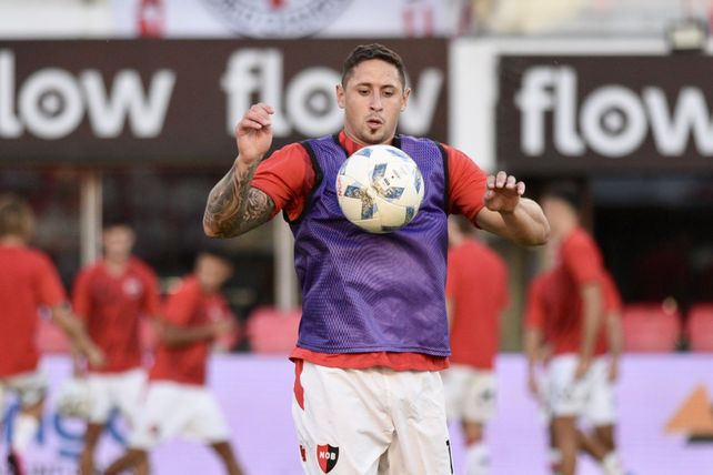 Armando Méndez entrenó con normalidad con el plantel de Newells luego de un cuadro febril y jugará este domingo.
