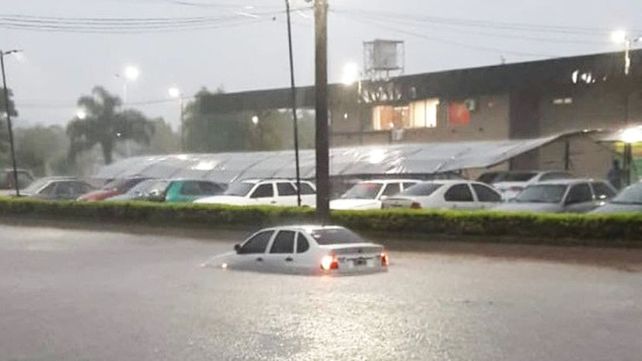 Rogelio Frigerio y funcionarios recorrieron los barrios anegados por las lluvias. Hay más de 50 familias afectadas. Llegará el Ejército a brindar apoyo&nbsp; 
