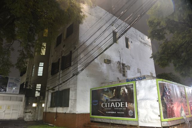 El vallado colocado en el ingreso del viejo edificio.