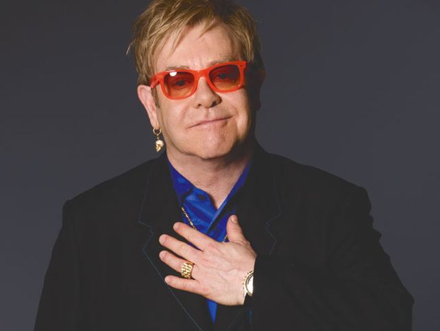 Elton John vive un complejo momento tras haber perdido la visión en uno de sus ojos.
