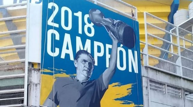 El artista casildense Griffa pintó el mural del Patón Bauza que dejó contentos a los canallas.