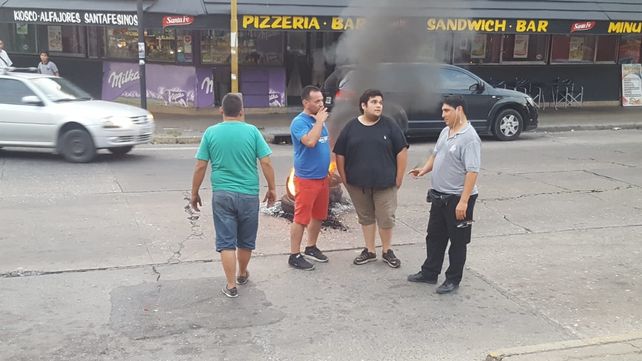 Protesta de taxistas con quema de cubiertas frente a la Terminal de Ómnibus
