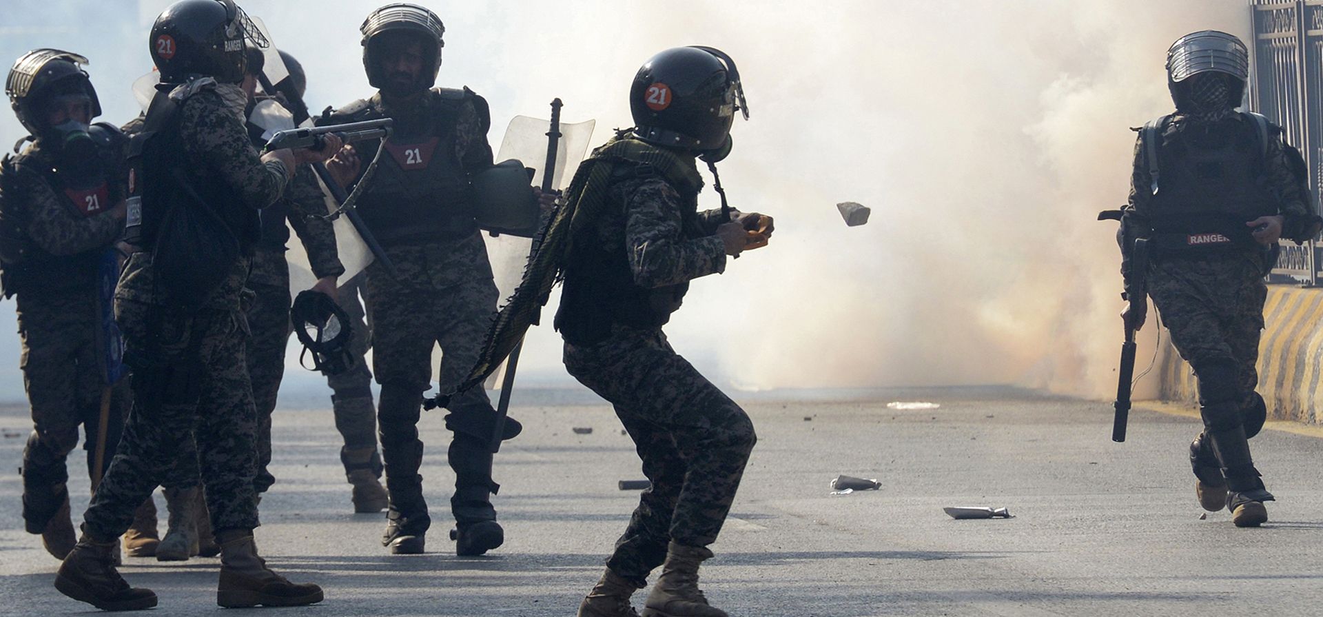 Soldados paramilitares disparan gases lacrimógenos para dispersar a los partidarios del partido Pakistan Tehreek-e-Insaf del ex primer ministro Imran Khan, encarcelado, durante enfrentamientos en Islamabad, Pakistán, el martes 26 de noviembre de 2024. (Foto AP/Irtisham Ahmed) Soldados paramilitares disparan gases lacrimógenos para dispersar a los partidarios del partido Pakistan Tehreek-e-Insaf del ex primer ministro Imran Khan, encarcelado, durante enfrentamientos en Islamabad, Pakistán, el martes 26 de noviembre de 2024. (Foto AP/Irtisham Ahmed)