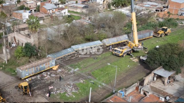 Continúan trabajos de remoción y encarrilamiento de vagones de Trenes Argentinos Cargas en barrio Santa Rosa de Lima.