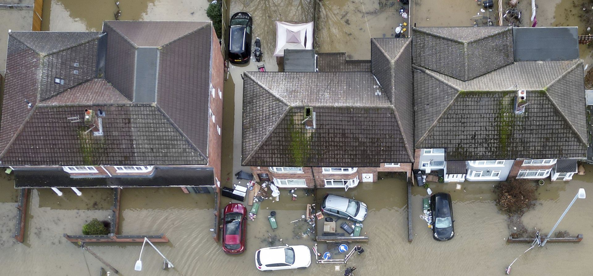 Casas y vehículos quedaron bajo el agua después de que el Grand Union Canal se desbordara en Loughborough, Inglaterra, el martes 7 de enero de 2025. (Foto AP/Darren Staples) Casas y vehículos quedaron bajo el agua después de que el Grand Union Canal se desbordara en Loughborough, Inglaterra, el martes 7 de enero de 2025. (Foto AP/Darren Staples)