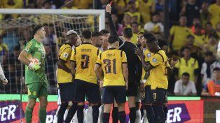 Wilmar Roldán le muestra la roja a Otamendi, rodeado por muchos jugadores de Ecuador. El defensor jugó apenas 30 minutos.