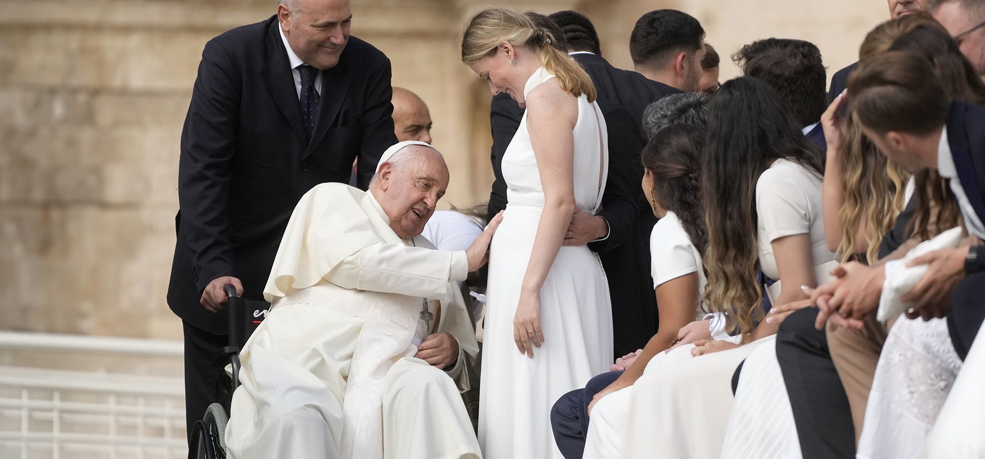 El papa Francisco toca el vientre de una mujer recién casada durante su audiencia general semanal en la Plaza de San Pedro, en el Vaticano, el miércoles 25 de septiembre de 2024. (Foto AP/Gregorio Borgia) El papa Francisco toca el vientre de una mujer recién casada durante su audiencia general semanal en la Plaza de San Pedro, en el Vaticano, el miércoles 25 de septiembre de 2024. (Foto AP/Gregorio Borgia)