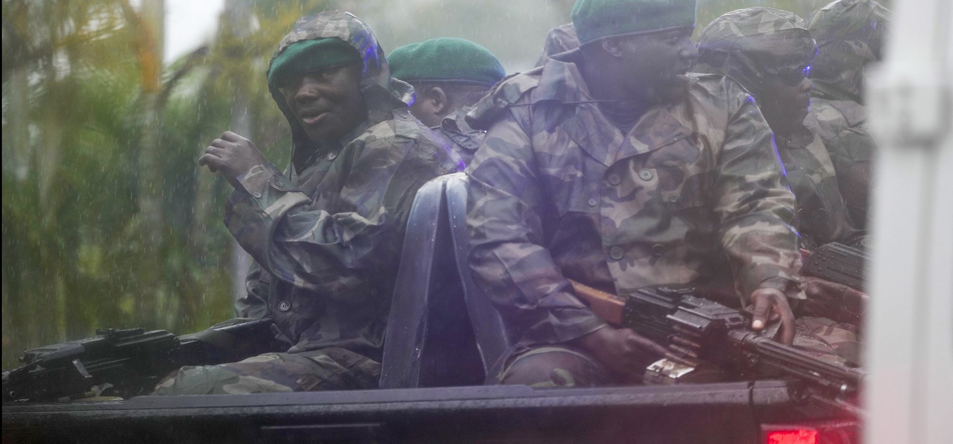 Vistos a través de la ventana de un vehículo, soldados angoleños escoltan la caravana del presidente Joe Biden bajo la lluvia en la capital Luanda, Angola, el martes 3 de diciembre de 2024. (Foto AP/Ben Curtis) Vistos a través de la ventana de un vehículo, soldados angoleños escoltan la caravana del presidente Joe Biden bajo la lluvia en la capital Luanda, Angola, el martes 3 de diciembre de 2024. (Foto AP/Ben Curtis)