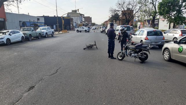 Paraná: ciclista dobló en U y chocó una moto