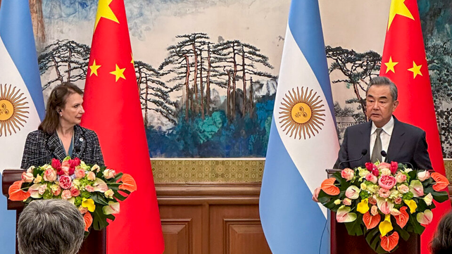 La canciller Diana Mondino junto al Ministro de Relaciones Exteriores chino, Wang Yi.