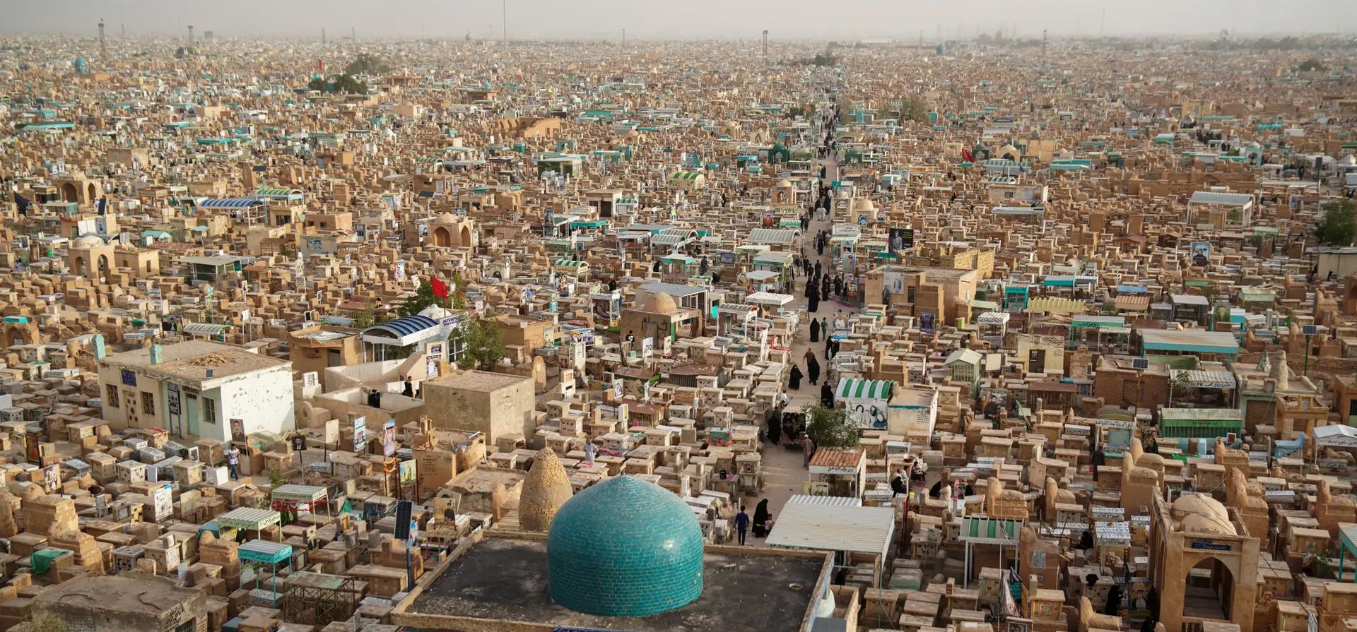 Una imagen aérea muestra a fieles musulmanes visitando las tumbas de sus familiares en el cementerio de Wadi-al-Salam, Najaf, Irak. Fotografía: Qassem al-Kaabi/AFP/Getty Images Una imagen aérea muestra a fieles musulmanes visitando las tumbas de sus familiares en el cementerio de Wadi-al-Salam, Najaf, Irak. Fotografía: Qassem al-Kaabi/AFP/Getty Images