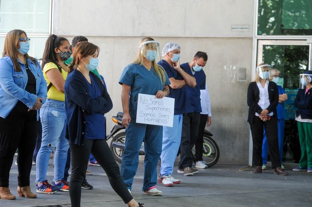 Profesionales de la salud en una asamblea en las puertas del Hospital de Niños Vilela donde dejaron sentado que están desbordados.