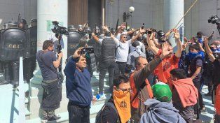 Incidentes frente a la Legislatura por la reforma del sistema jubilatorio.&nbsp;