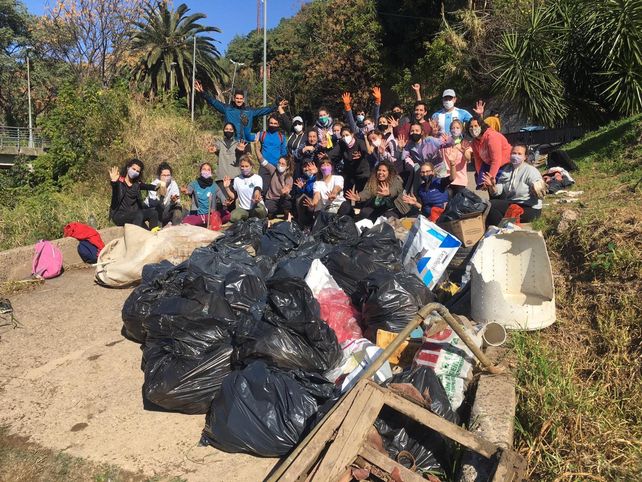 Retiran unos 600 kilos de basura del río: teléfonos, juguetes, tetrabriks y más
