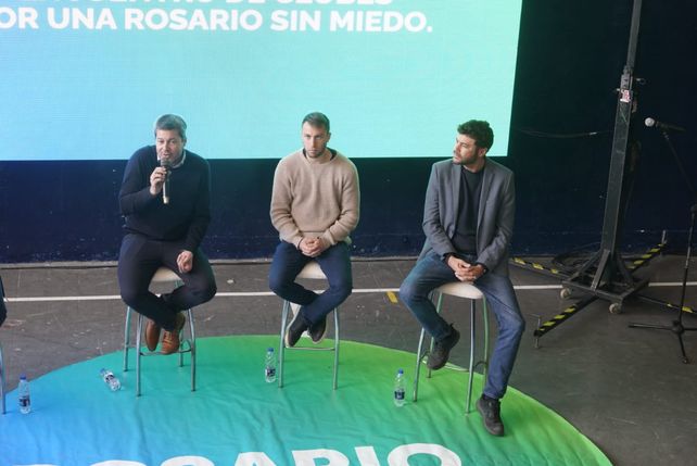 El ministro de Turismo y Deportes de la Nación, Matías Lammens;  el candidato a concejal por el Movimiento Evita, Mariano Romero y el candidato a intendente por Ciudad Futura, Juan Monteverde.