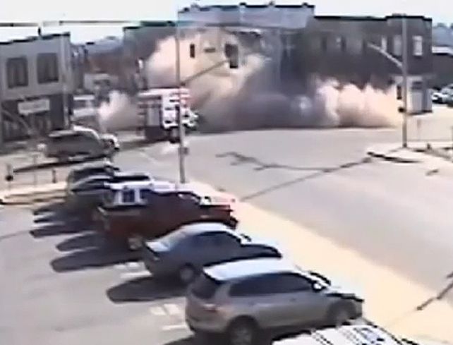 Robó, huyó, se estrelló contra un edificio y lo derrumbó parcialmente