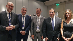 Perotti con los gobernadores de Jujuy, Gerardo Morales, y de Neuquén, Omar Gutiérrez, y la presidenta de AySA, Malena Galmarini.