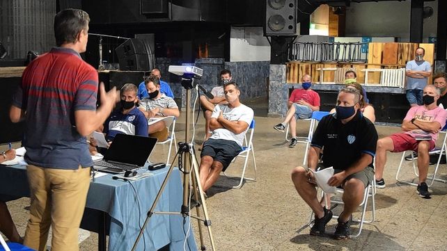 El presidente de la Asociación Santafesina de Vóley encabezó la reunión para diagramar la competencia oficial local.