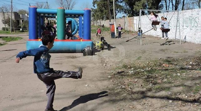 A pulmón, vecinos de Cabaña Leiva construyeron una plaza