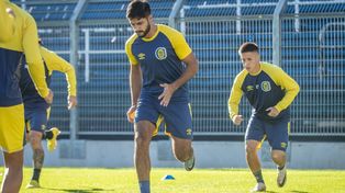 Facundo Mallo y Kevin Ortiz, durante la práctica de Central en el Gigante. Ya está a la vista el choque clave con Mineiro.